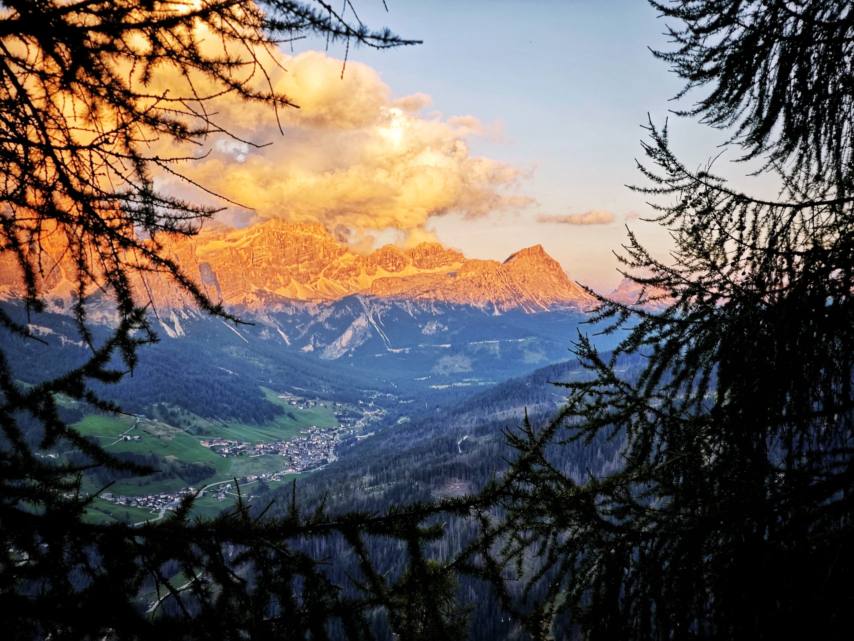 L'enrosadira sulle Fanes: la dolomia vira al rosa al tramonto