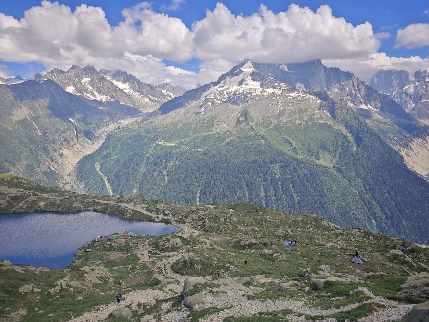 I Chéserys, il settore più vicino al Lac Blanc dove la notte in tenda si prenota, di fronte all'Aiguille du Chardonnet