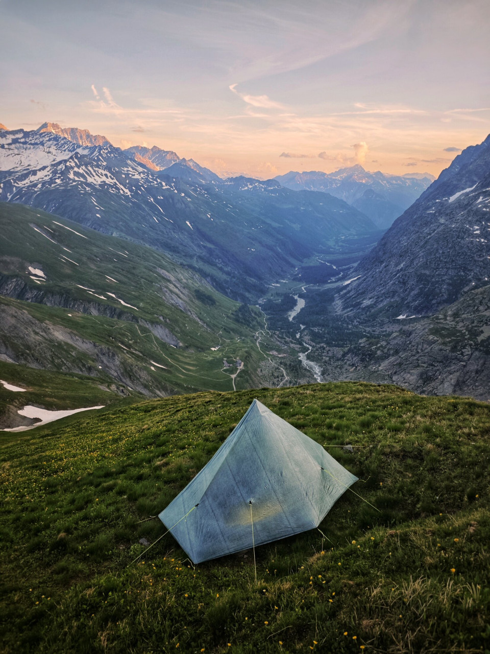 Bivacco in tenda al crepuscolo sul Tour du Mont-Blanc a inizio giugno