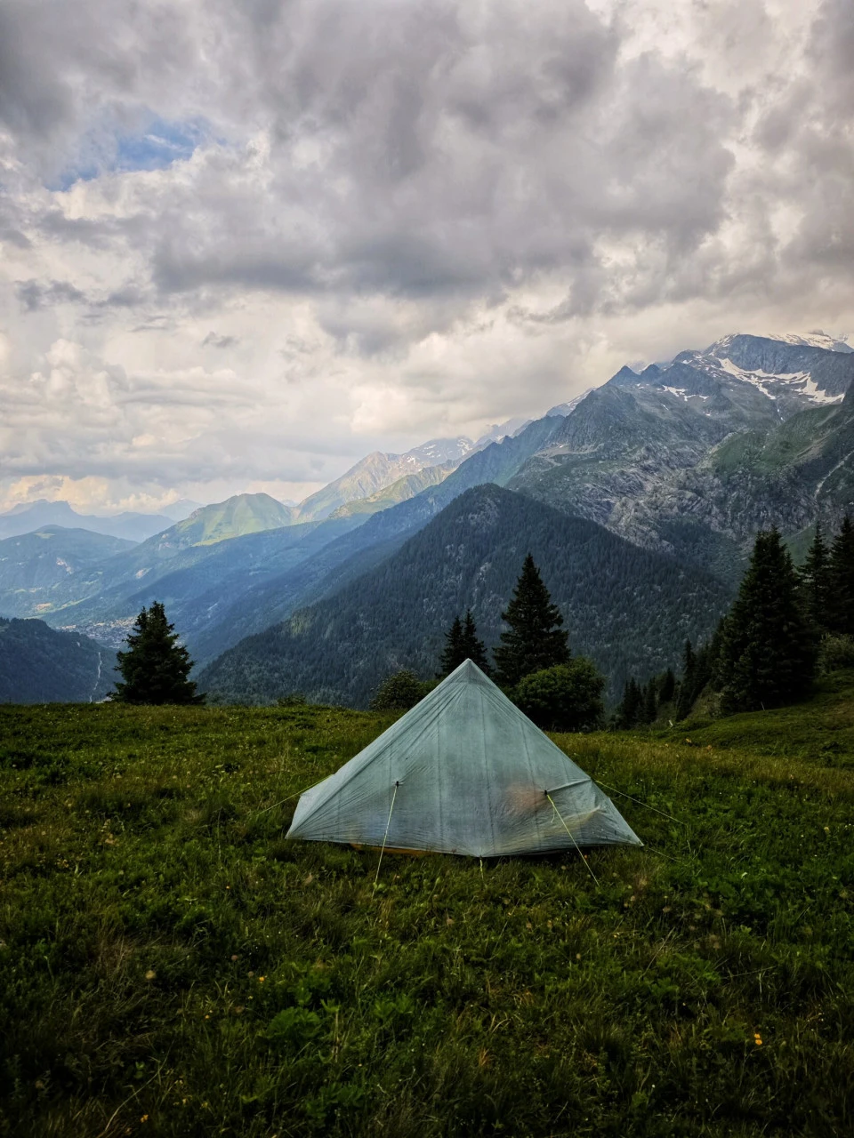 Anche il meteo ha la sua parola: sul TMB una serata in tenda somiglia più spesso a questo che a una cartolina dorata