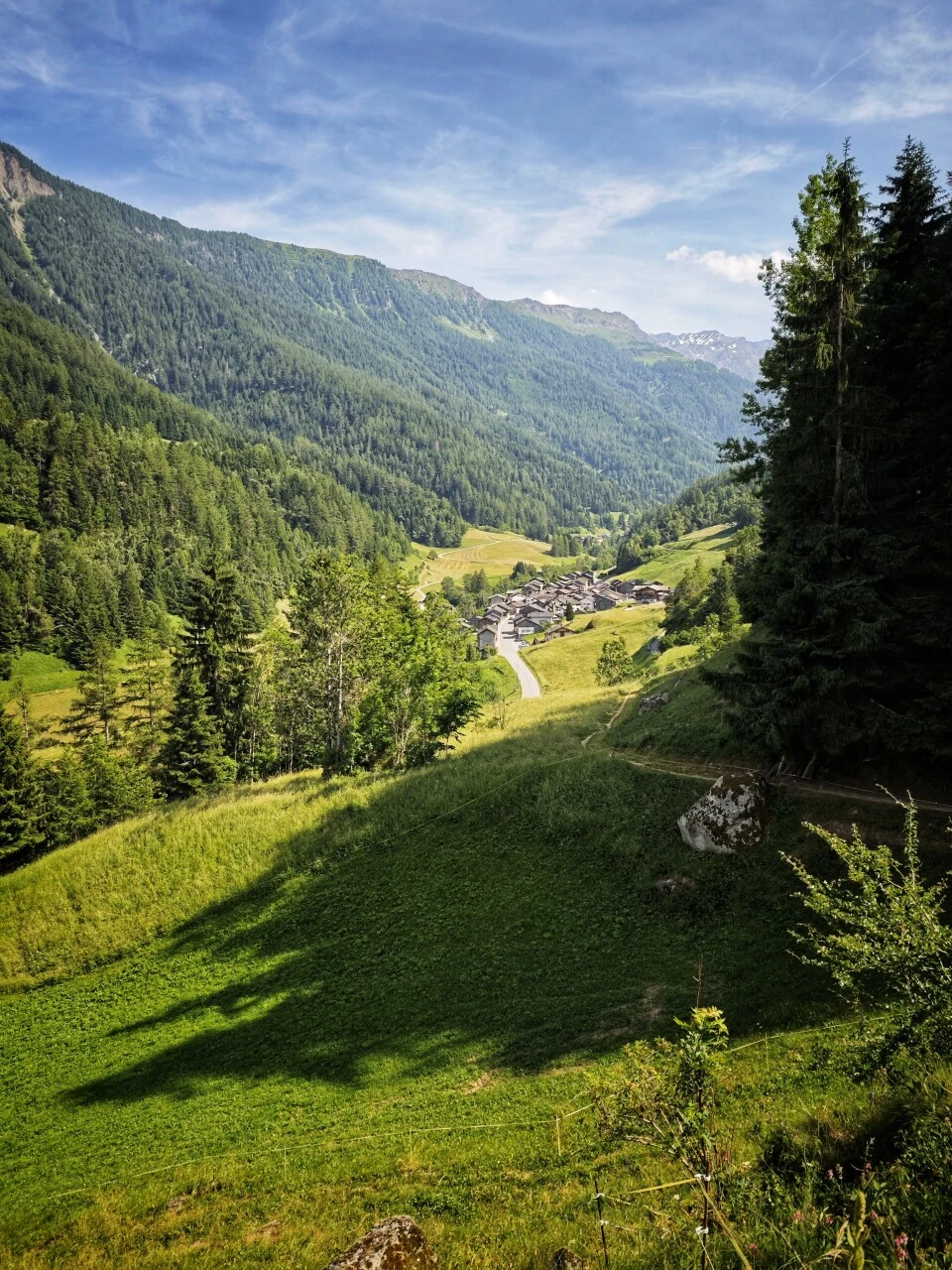 Vista sul villaggio di Champex e i suoi versanti boscosi