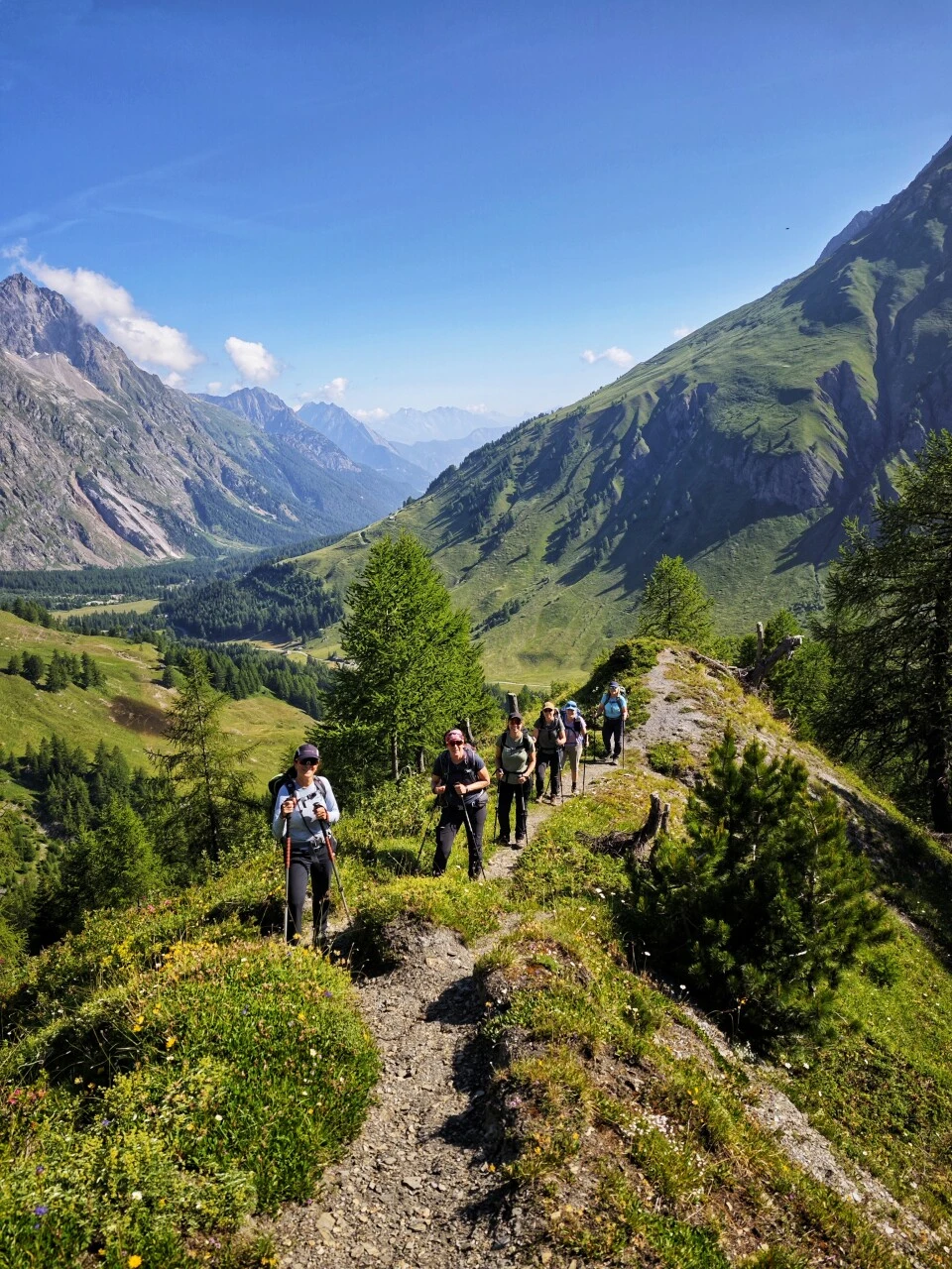 Il sentiero a balcone nel Val Ferret svizzero, discesa verso La Fouly