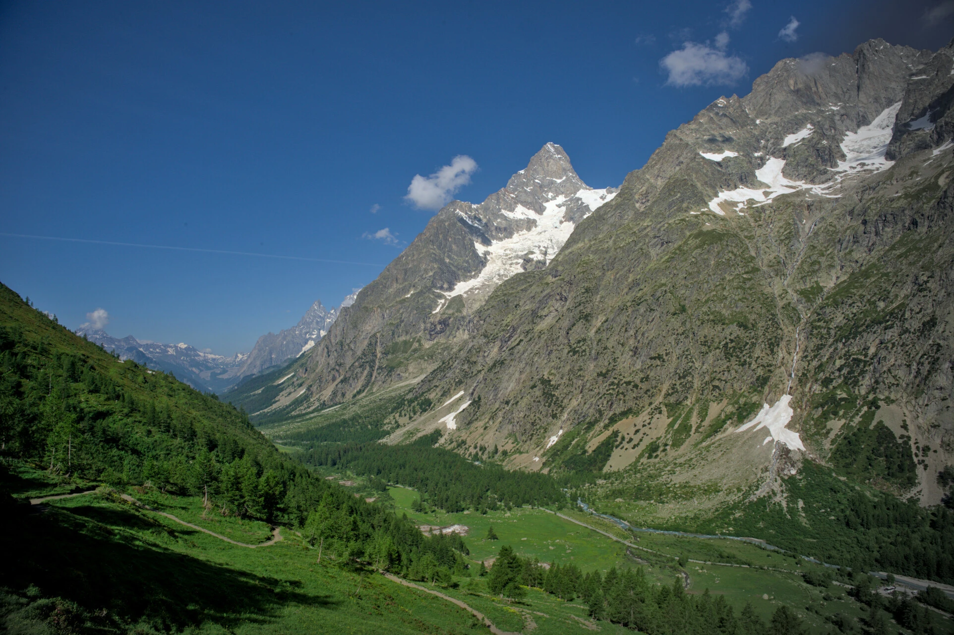 Gli alpeggi del Val Ferret italiano al mattino, tra larici e cime innevate