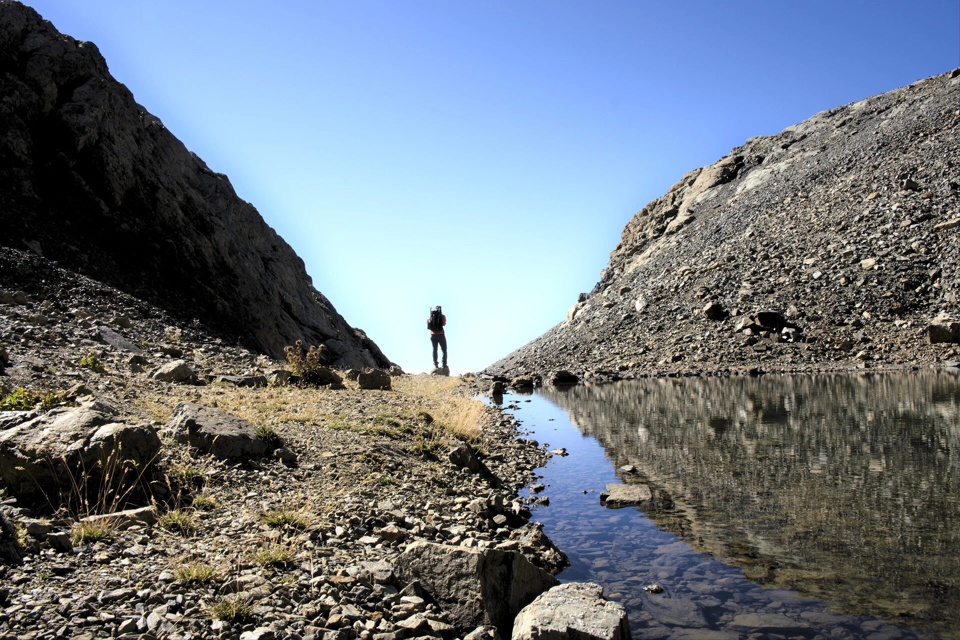 Piccolo lago d'alta quota sotto le creste del Vieux Chaillol
