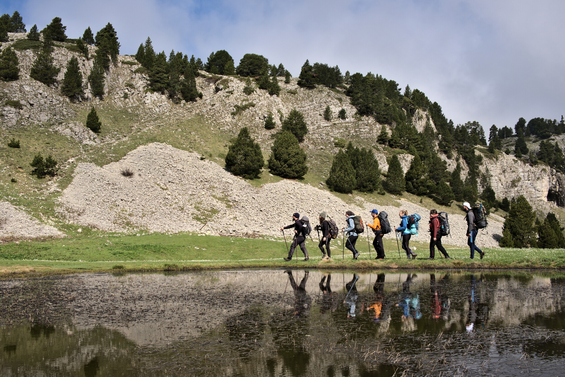Lago sugli Alti Altopiani del Vercors con escursionisti