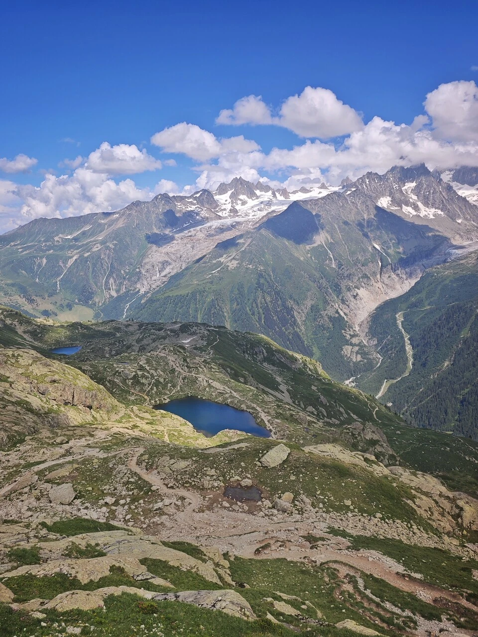 Un lago dei Chéserys posato sul suo pianoro, la valle di Chamonix più in basso