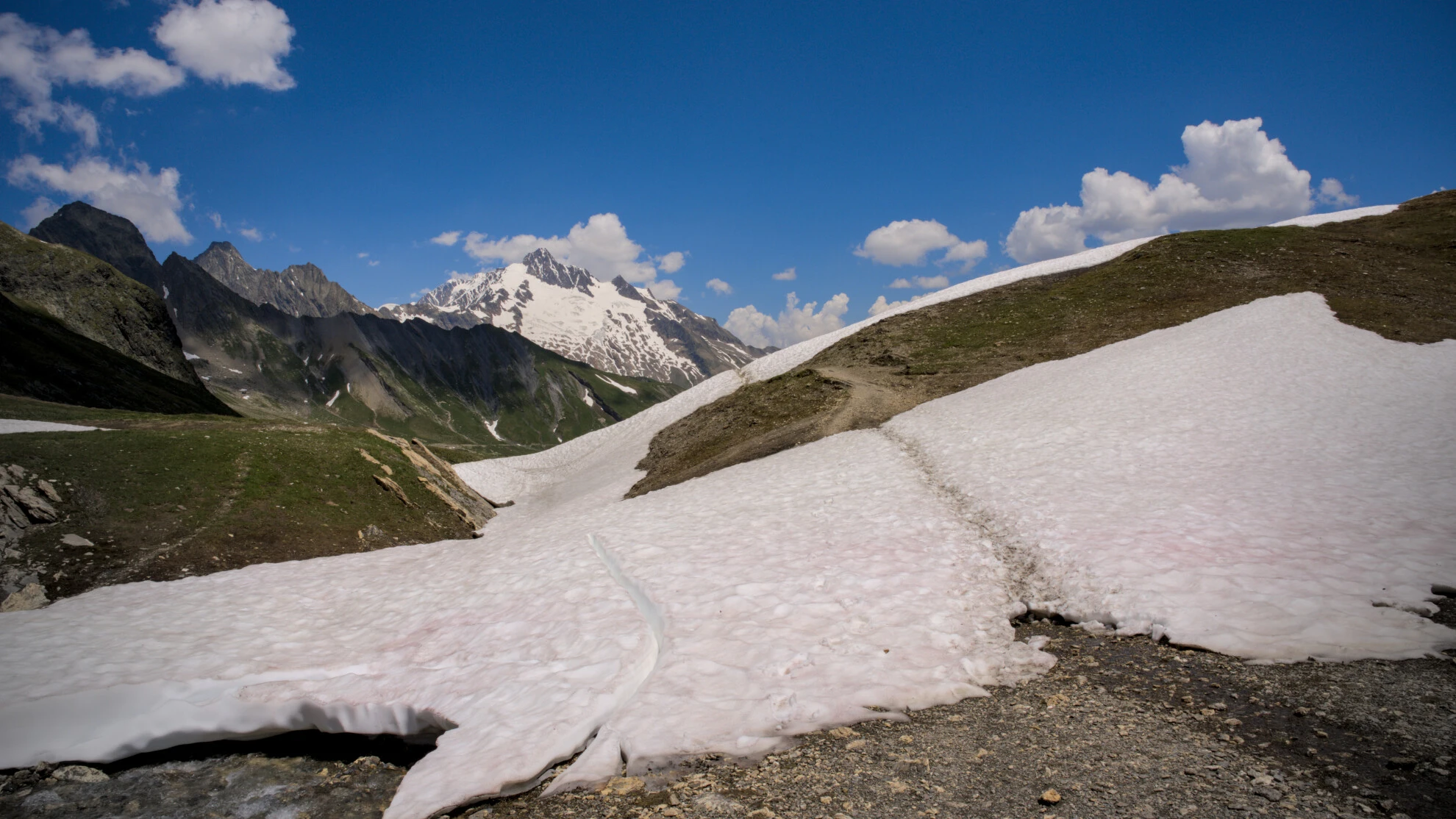 Nevaio ancora esteso sul sentiero, zona del col de la Seigne a inizio stagione