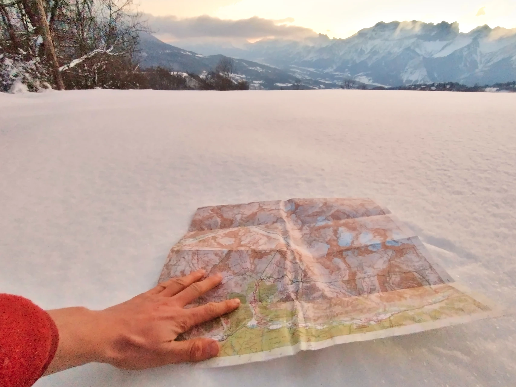Un altopiano del Champsaur sotto la neve. Il sentiero è da qualche parte sotto i piedi: carta e bussola riprendono il comando appena i segnavia spariscono.