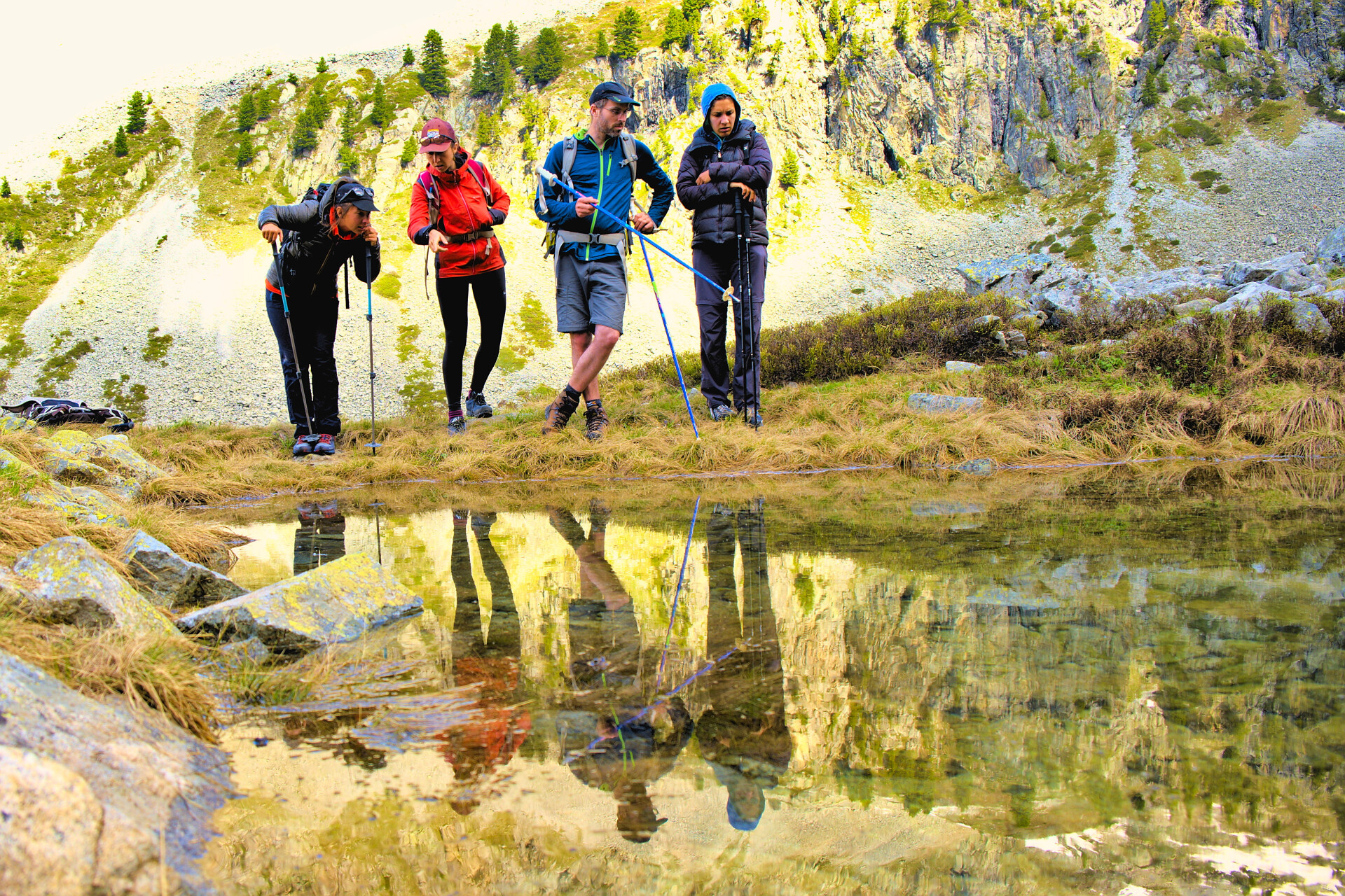 Escursionisti in pausa sulla riva di un lago di montagna