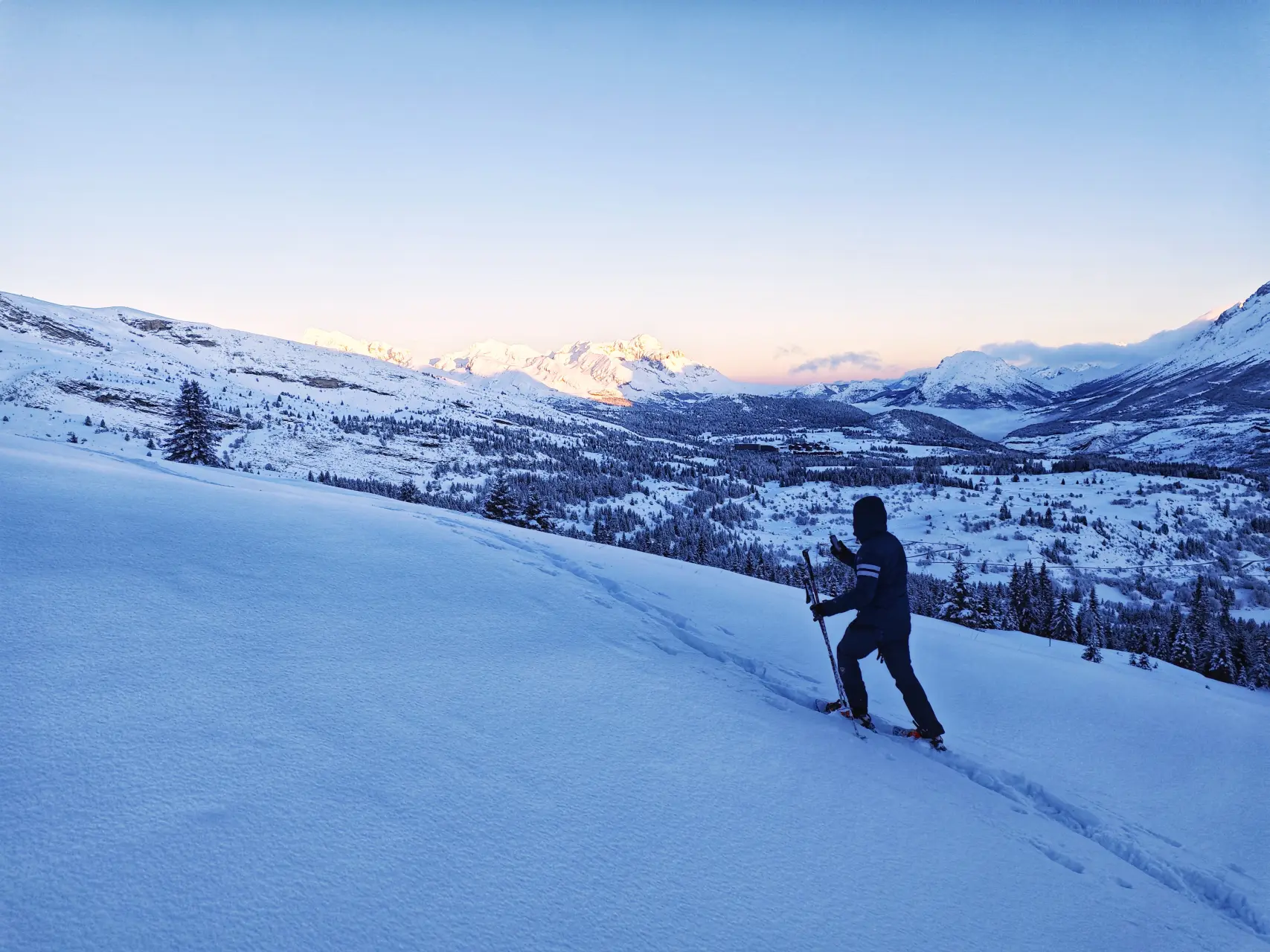 Primi passi sulla neve vergine, di fronte alle cime infiammate dall'alba nel massiccio del Dévoluy