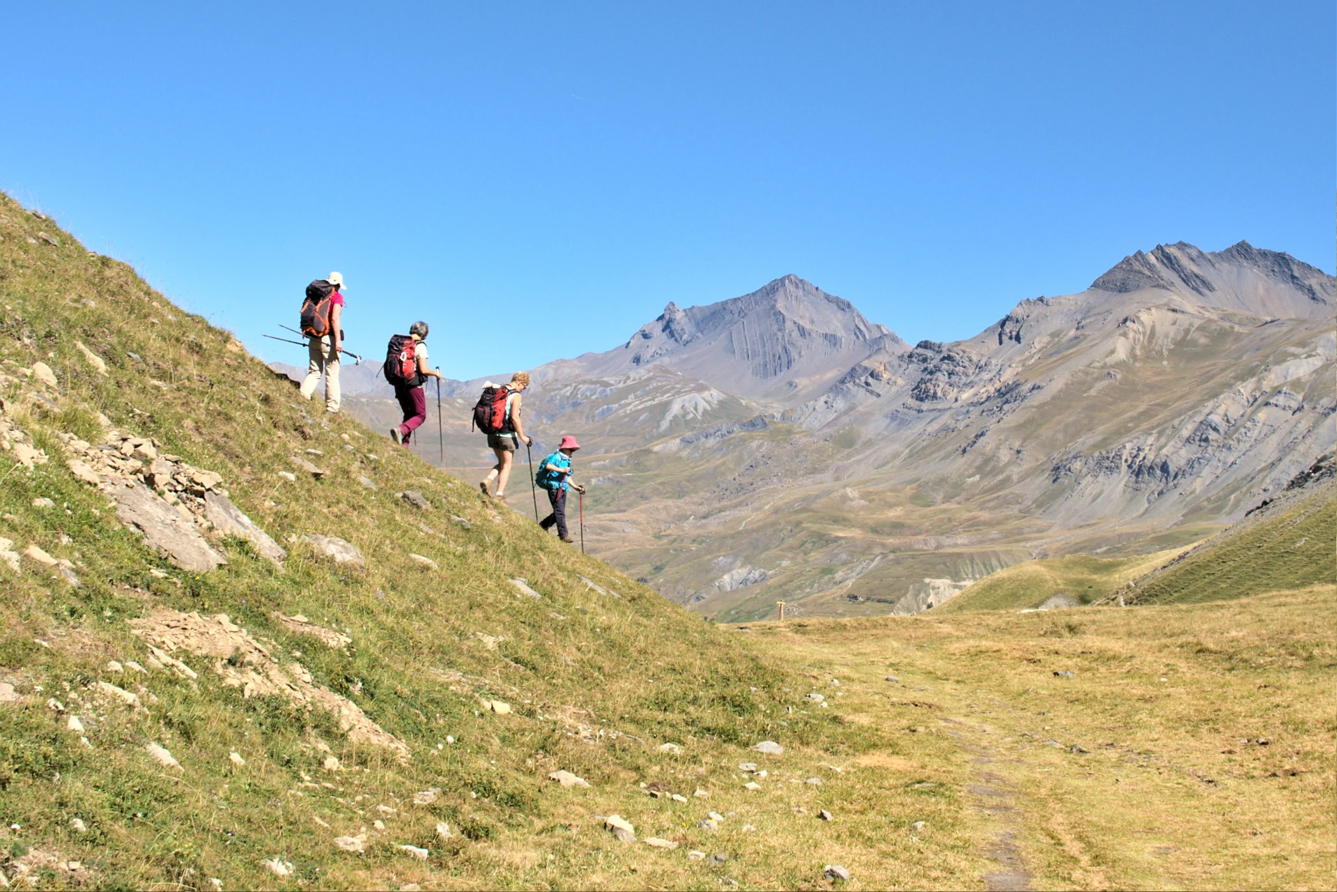 Salita verso un rifugio delle Hautes-Alpes. Nessuna strada serve questa tappa: qui i bagagli salgono sulle spalle di chi cammina, non su un veicolo.