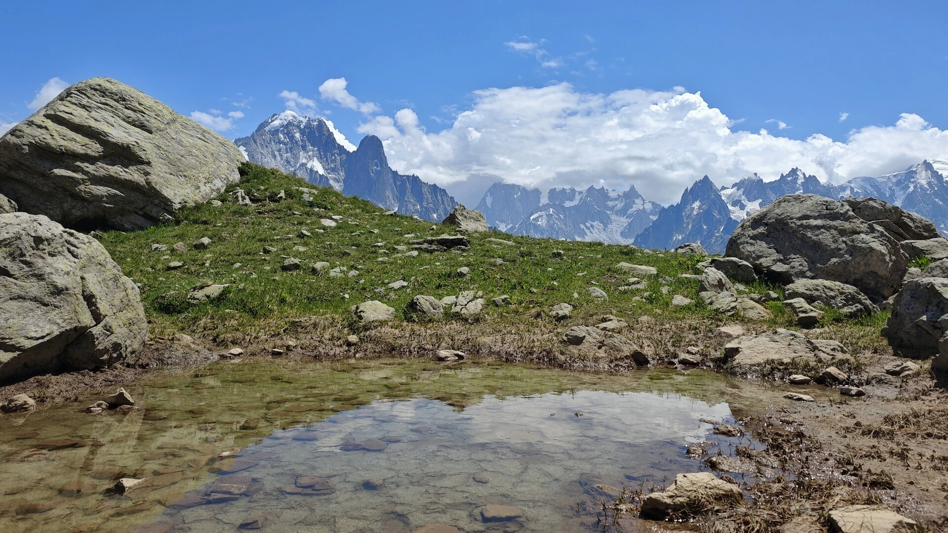 Il massiccio del Monte Bianco si riflette in un lago dei Chéserys