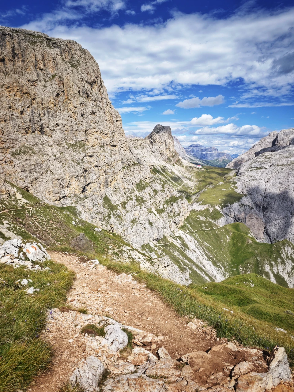 Il rifugio Alpe di Tires, sopra l'Alpe di Siusi