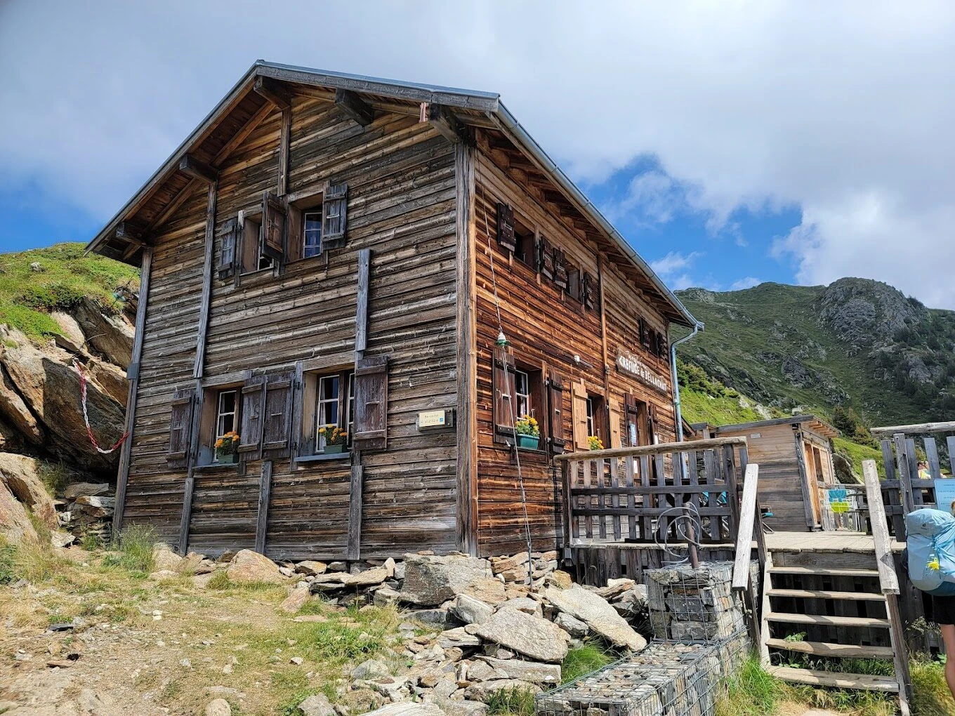 Refuge de Bellachat sotto il Brévent, di fronte al Mont-Blanc