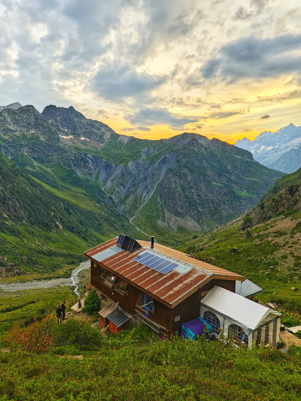 Rifugio di Chabourneou al tramonto