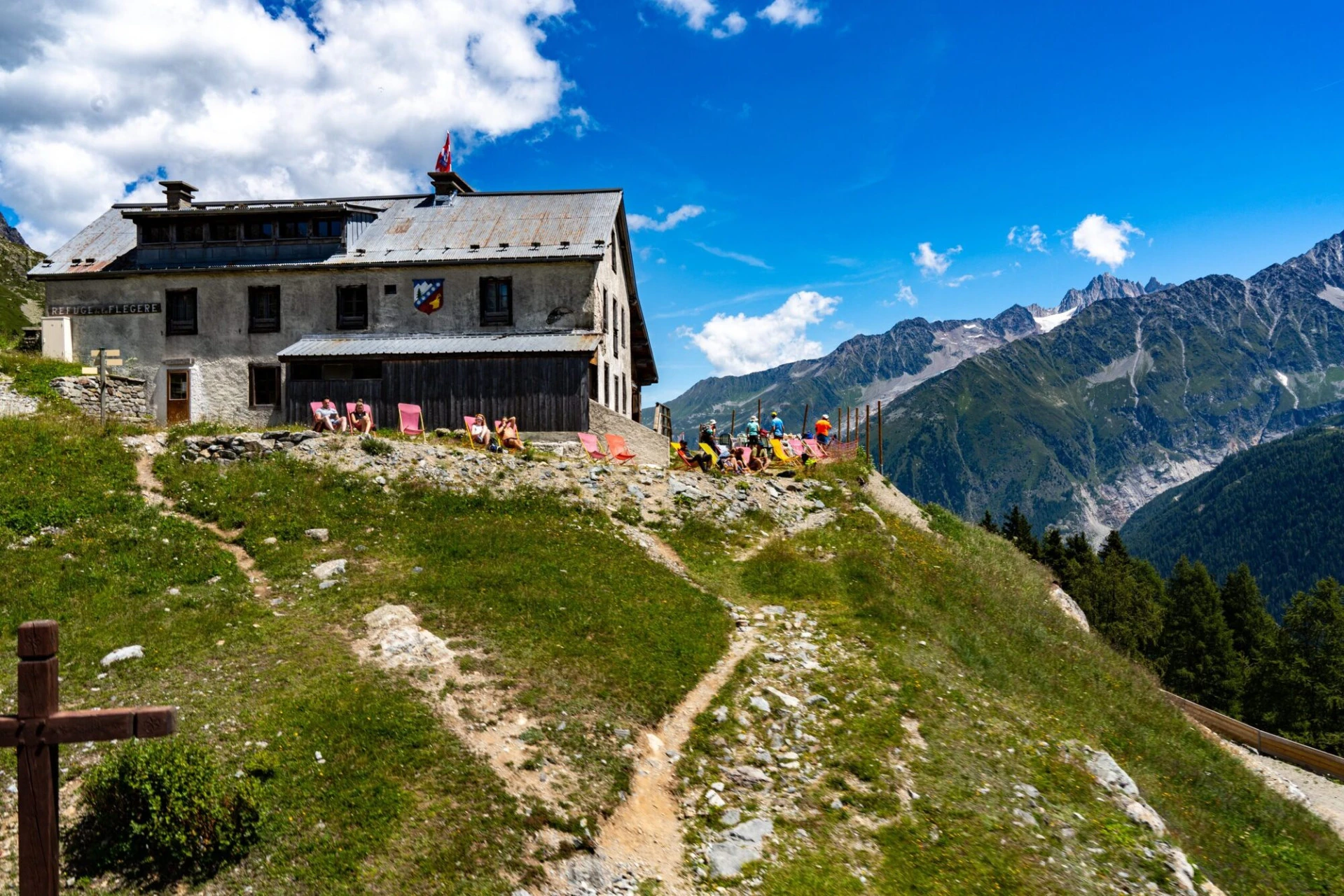 Refuge de la Flégère, balcone sud di fronte al massiccio del Mont-Blanc