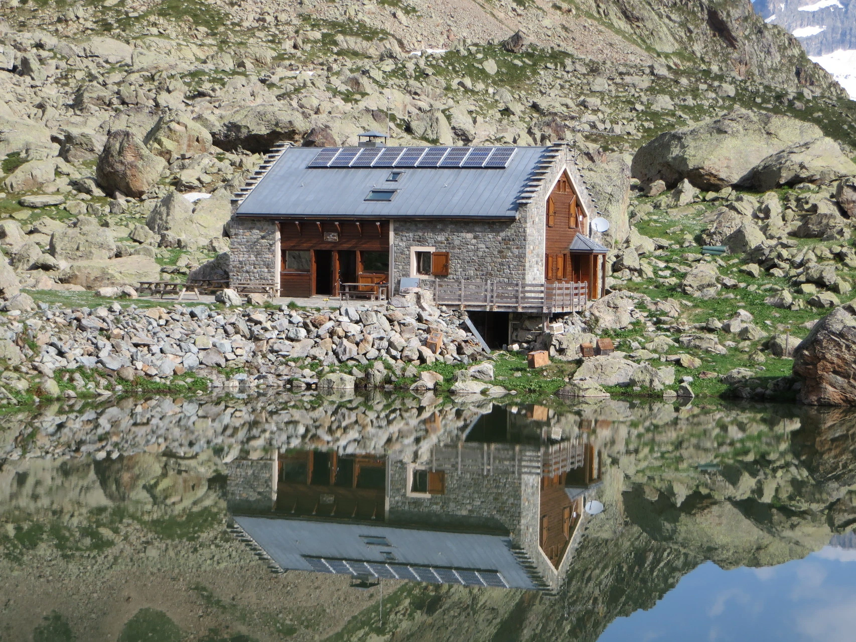 Il rifugio di Vallonpierre e il suo lago