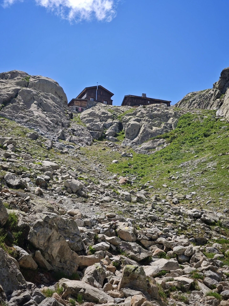 Il Refuge du Lac Blanc, posato sulle placche sopra il sentiero di salita