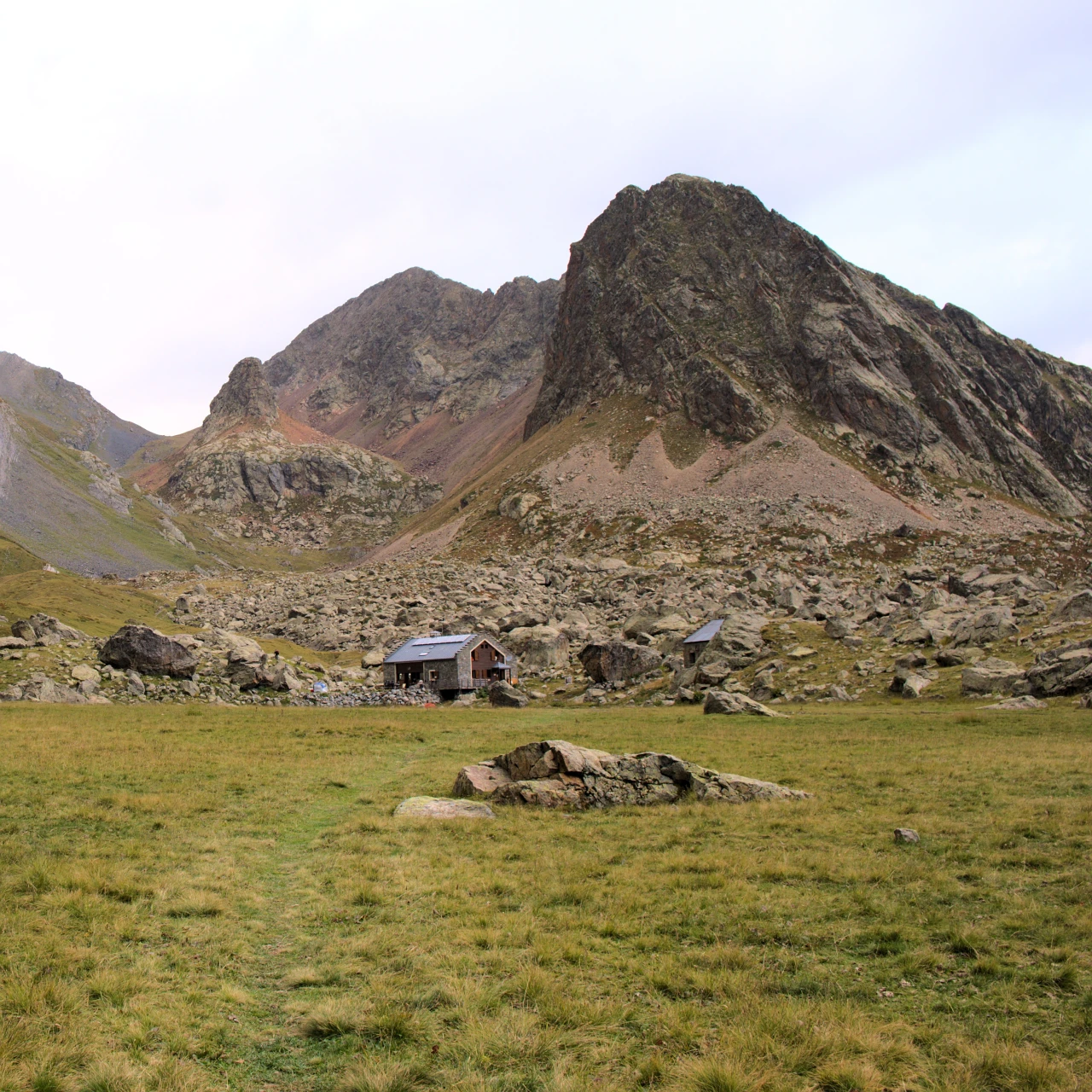 Il Refuge de Vallonpierre e il suo lago, ai piedi del Sirac