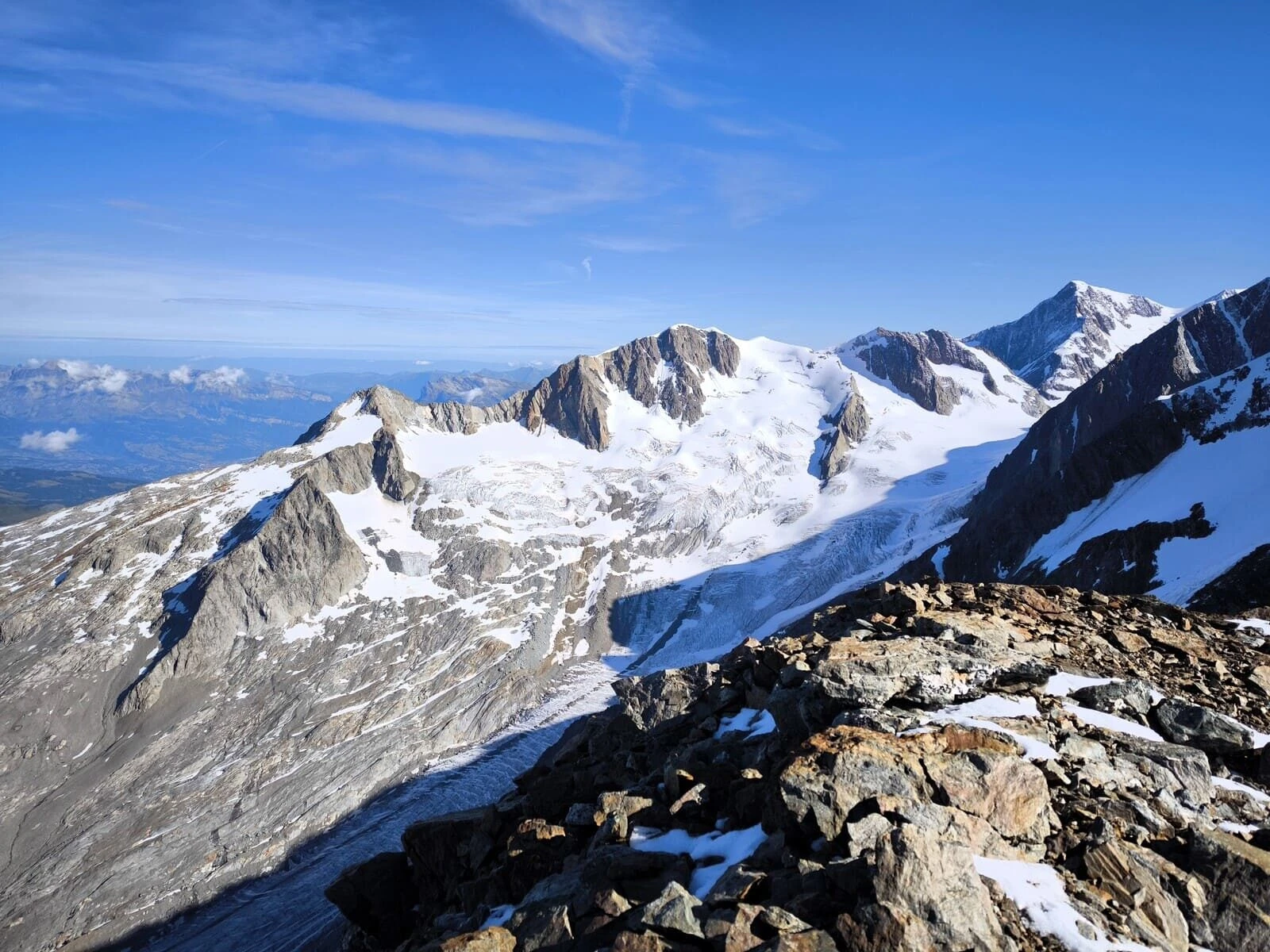 Refuge Robert Blanc ai piedi dell'Aiguille des Glaciers