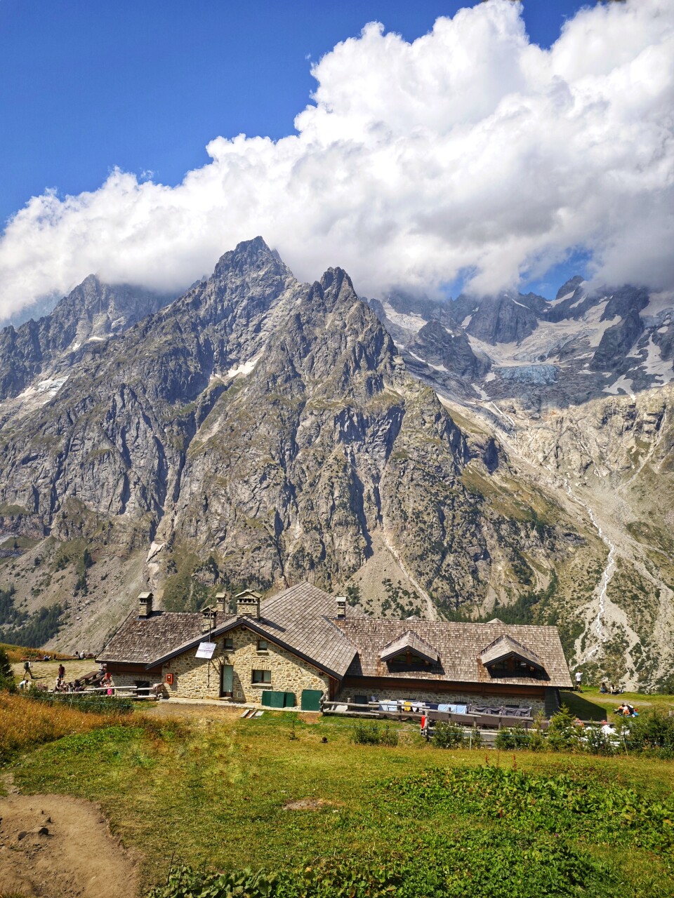 Rifugio Walter Bonatti di fronte alla Pointe Walker - Mont-Blanc