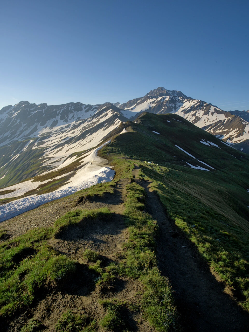 Il filo di cresta al primo mattino, zona dei colli Ferret
