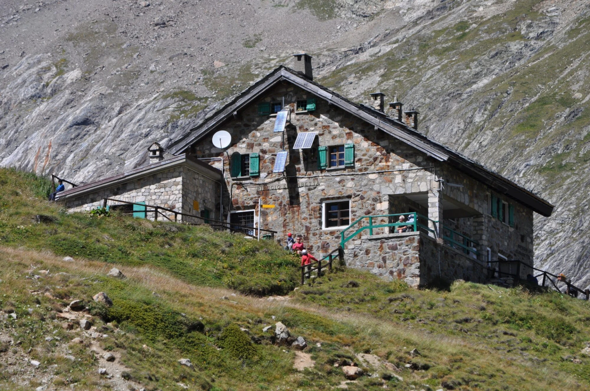 Rifugio Elisabetta in fondo al Val Veny, sotto il ghiacciaio della Lée Blanche