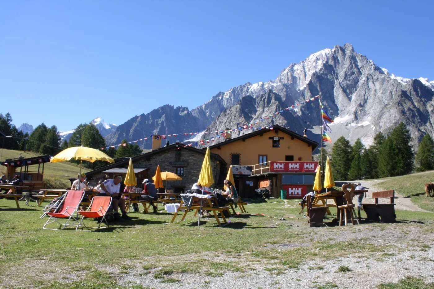 Rifugio Maison Vieille al Col Chécrouit, di fronte alle Grandes Jorasses