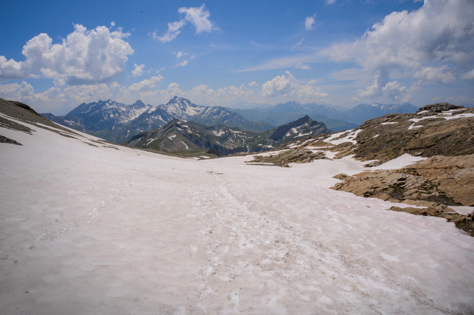 Attraversamento di un nevaio al col de la Croix du Bonhomme, a inizio stagione