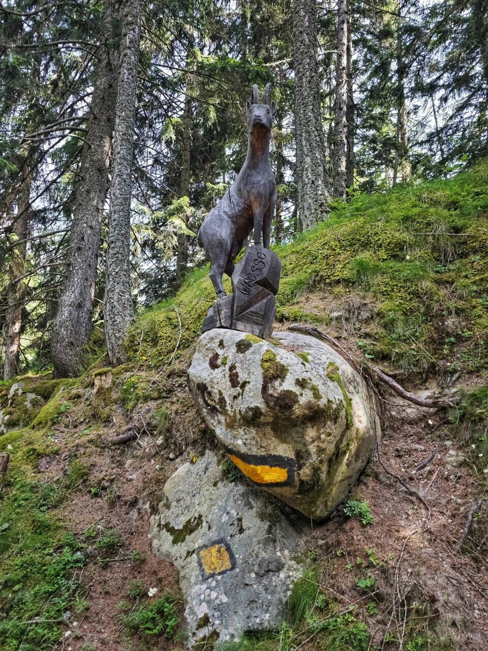 Scultura di camoscio sul sentiero, tra Praz-de-Fort e Champex